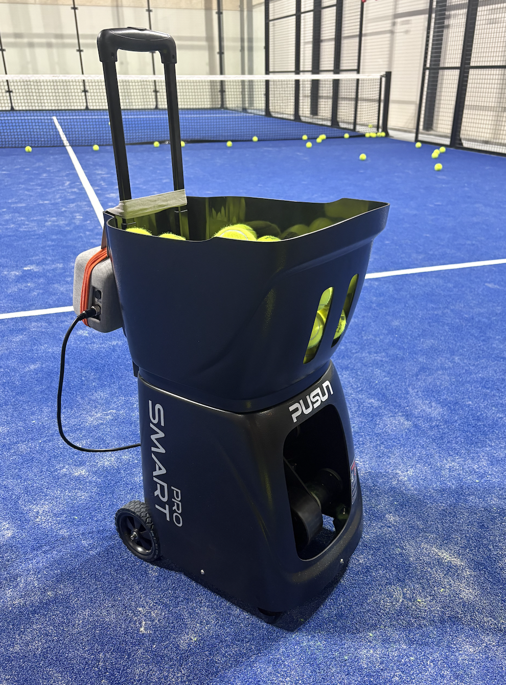 Sort padelmaskine i studie
